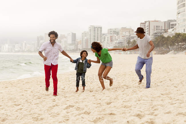 Familia de tres generaciones disfrutando de la playa, Río de Janeiro, Brasil - foto de stock