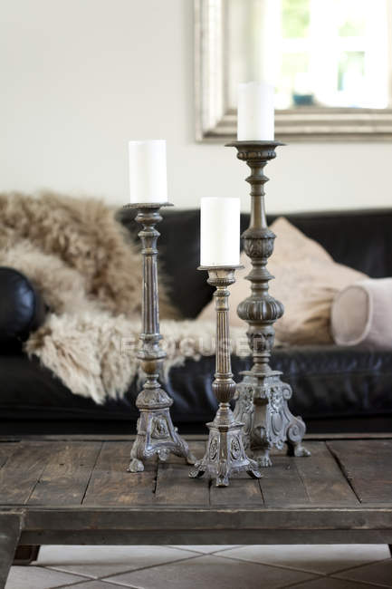 Tres candelabros antiguos de mesa de centro de la sala de estar - foto de stock