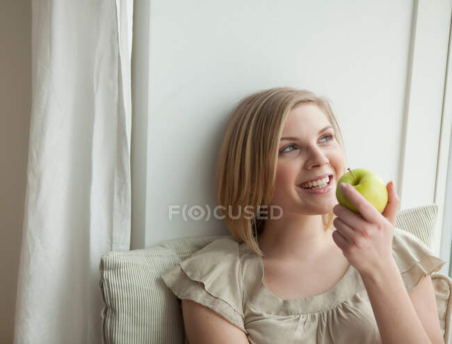 Femme tenant une pomme — Photo de stock