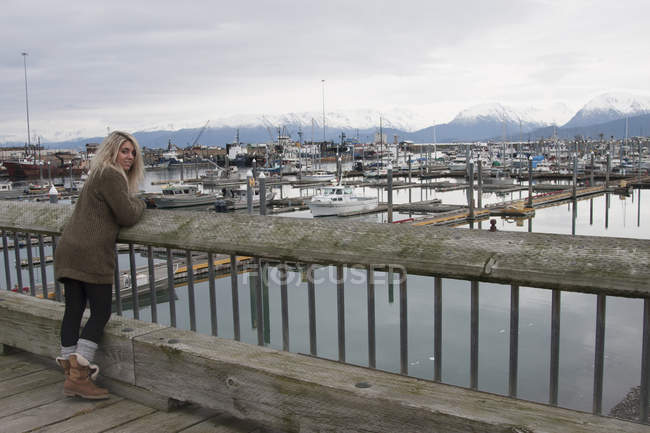 Mujer joven por marina, Seward, Alaska - foto de stock