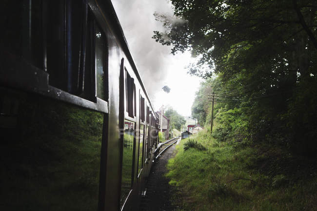 Поїзд рухається уздовж доріжок — стокове фото