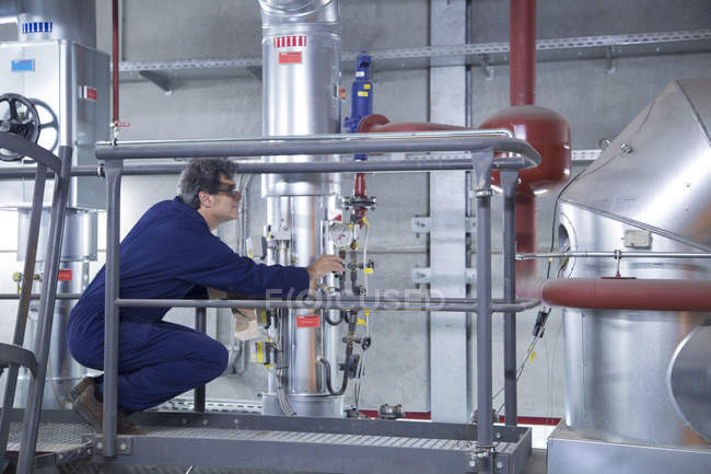 Ingenieur inspiziert Ausrüstung von Zustiegsplattform im Kraftwerk — Stockfoto