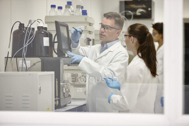 Ученые, работающие в лаборатории — стоковое фото