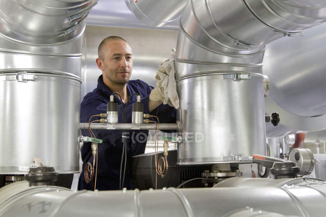 Técnico de monitoramento de tubos na central elétrica — Fotografia de Stock