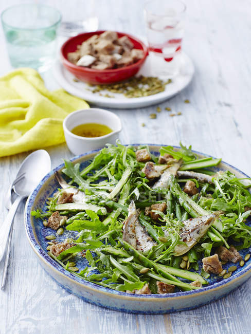 Teller mit Sardinen, Spargel und Crouton Salat — Stockfoto