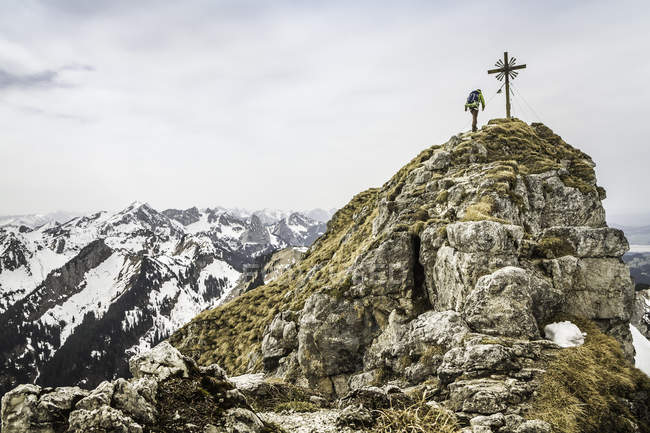 Young male hiker on peak of Klammspitze mountain, Oberammergau, Bavaria, Germany — Stock Photo