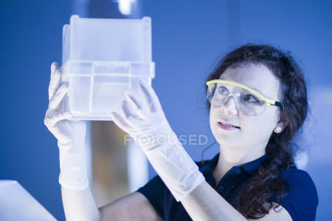 Technicien travaillant en laboratoire — Photo de stock