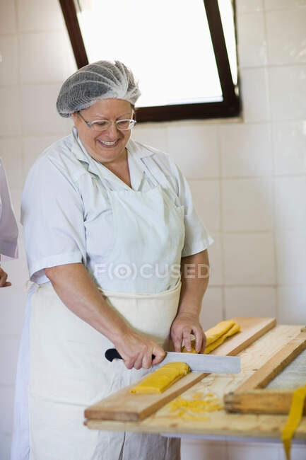 Chef preparando macarrão na cozinha — Fotografia de Stock