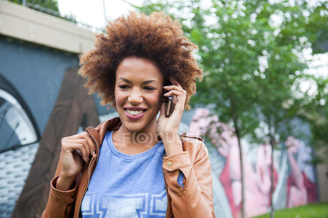 Junge Frau telefoniert im Freien mit Smartphone — Stockfoto