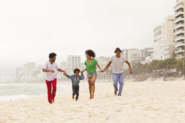 Familia de tres generaciones disfrutando de la playa, Río de Janeiro, Brasil - foto de stock
