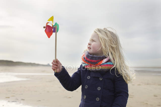 Ritratto di bambina di tre anni con mulino a vento in spiaggia, Bloemendaal aan Zee, Paesi Bassi — Foto stock