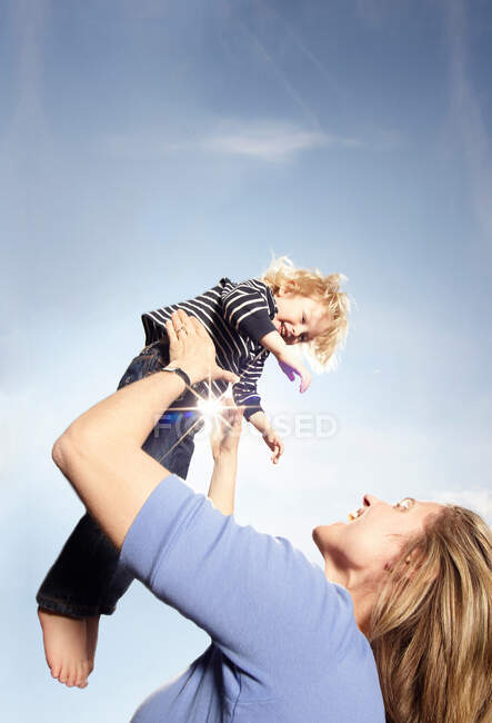 Niño con madre - foto de stock