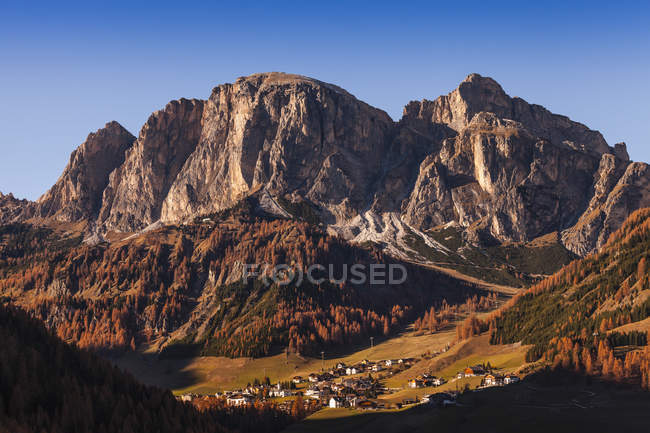 Paysage de montagne et village de vallée, Dolomites, Italie — Photo de stock