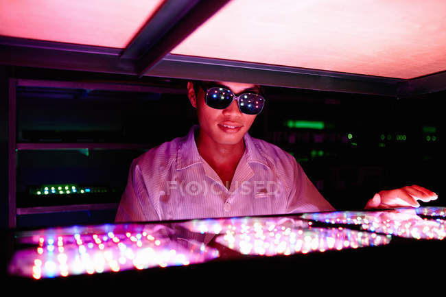 Técnico con gafas protectoras en fábrica de led en Guangdong, China - foto de stock