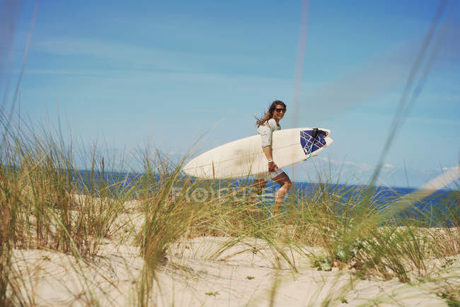 Mujer con tabla de surf en la playa, Lacanau, Francia - foto de stock