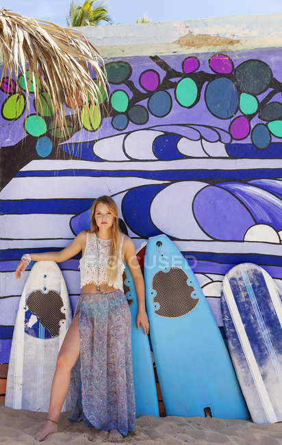 Портрет молодої жінки, притулившись для серфінгу догляду, Домініканська Республіка, Карибського моря — стокове фото