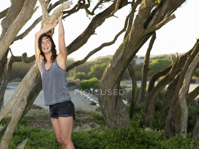 Frau entspannt sich an Bäumen, Roadkritter, Viktoria, Australien — Stockfoto