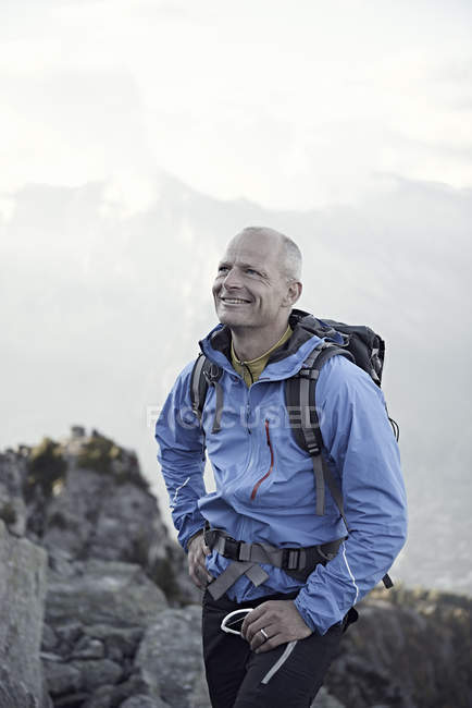 Reifer Mann mit blauer Jacke, Porträt — Stockfoto