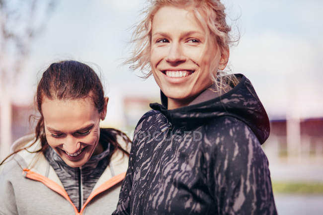 Two happy female runners in city — Stock Photo