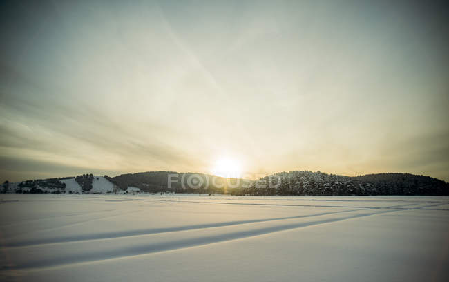 Verschneite Landschaft mit Sonnenuntergang — Stockfoto