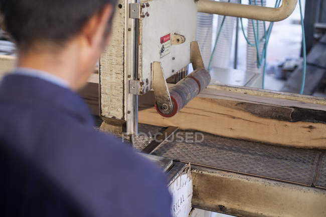 Carpinteiro trabalhando no revestimento de madeira na fábrica, Jiangsu, China — Fotografia de Stock