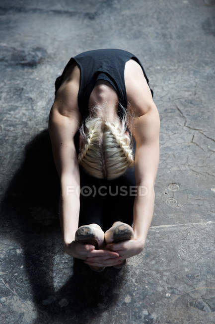 Vista aerea del ballerino che si estende in studio — Foto stock