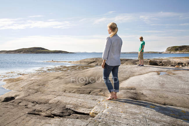 Homme et femme regardant vers la mer — Photo de stock