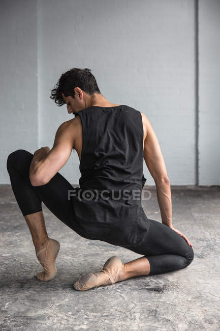 Vista posteriore della ballerina che pratica in studio — Foto stock