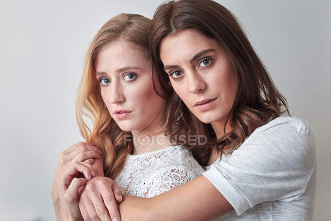 Retrato de dos hermosas mujeres jóvenes - foto de stock