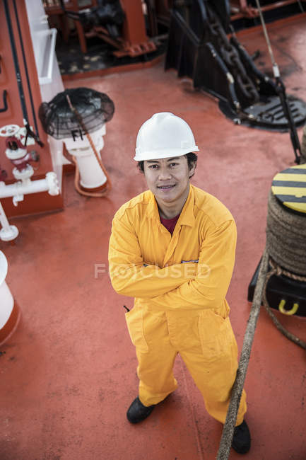 Vue en angle élevé du travailleur debout sur un pétrolier — Photo de stock