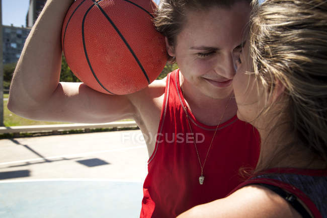 Close up de jovem casal na quadra de basquete — Fotografia de Stock