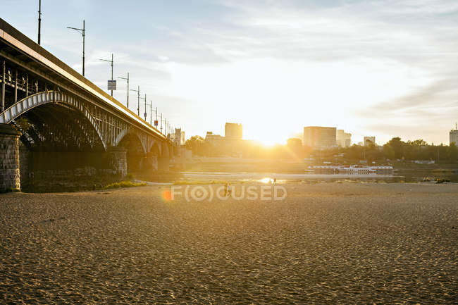 Vue panoramique sur le pont et les bâtiments de la ville en plein soleil, Varsovie, Pologne — Photo de stock