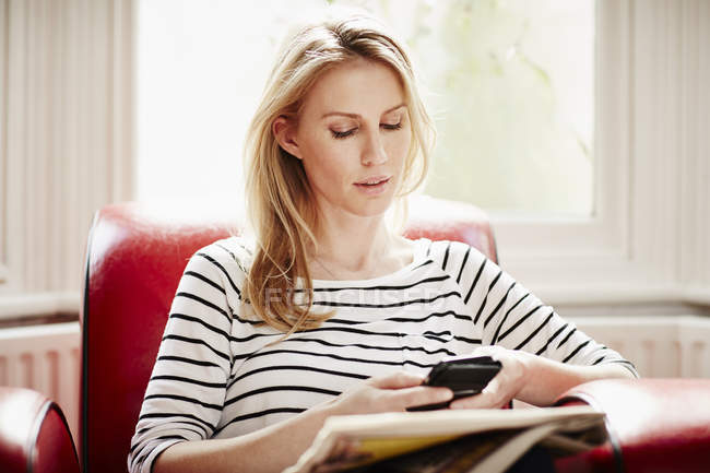 Mid adult woman using smartphone — Stock Photo