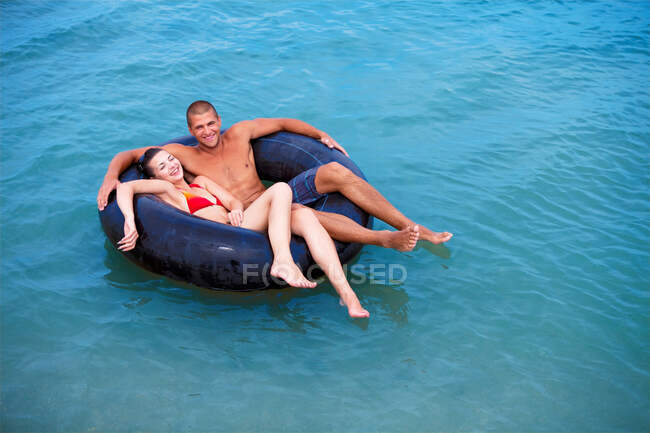 Couple nageant à la plage — Photo de stock
