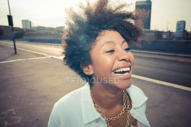 Ridendo giovane donna sul parcheggio sul tetto — Foto stock