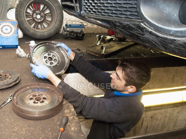 Discos de verificação mecânicos de roda debaixo do carro — Fotografia de Stock