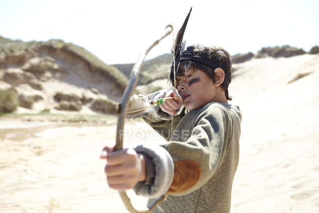 Хлопчик фантазії плаття, тримає саморобний лук і стріли — стокове фото