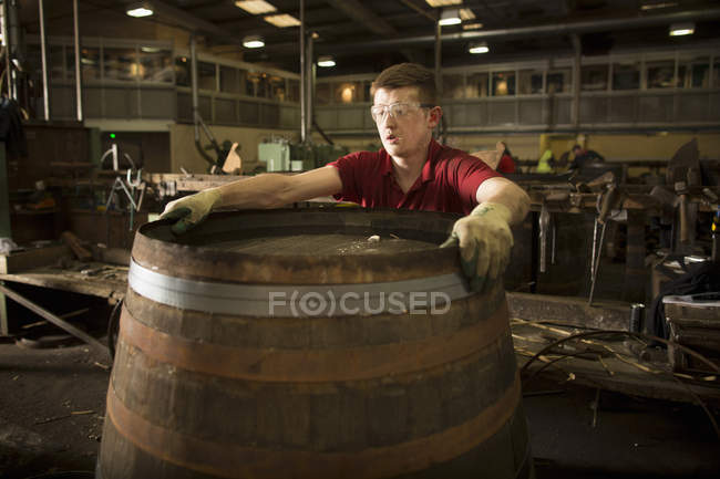 Giovane uomo fare whisky botte a cooperage — Foto stock