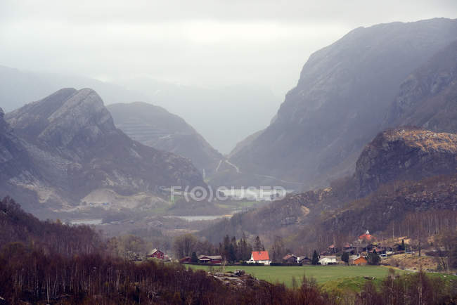 Vista de las montañas y el valle cerca de Lysefjord - foto de stock