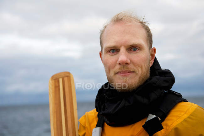 Retrato de kayaker masculino ao ar livre olhando para a câmera — Fotografia de Stock