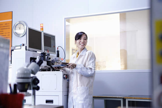 Técnico femenino que trabaja en la fábrica del led en Guangdong, China - foto de stock