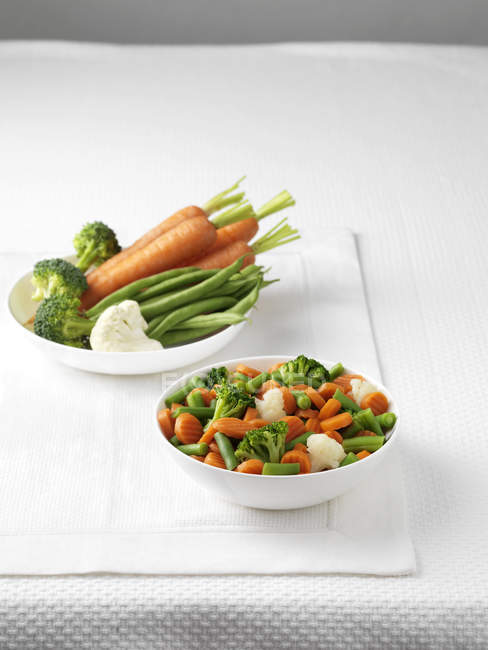 Légumes crus dans un bol — Photo de stock