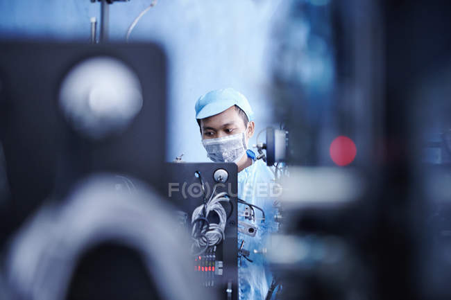 Lavoratore presso la fabbrica di e-sigarette batteria, Guangdong, Cina — Foto stock