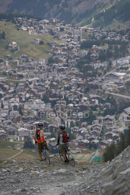 Ciclistas de montaña descansando en los Alpes - foto de stock