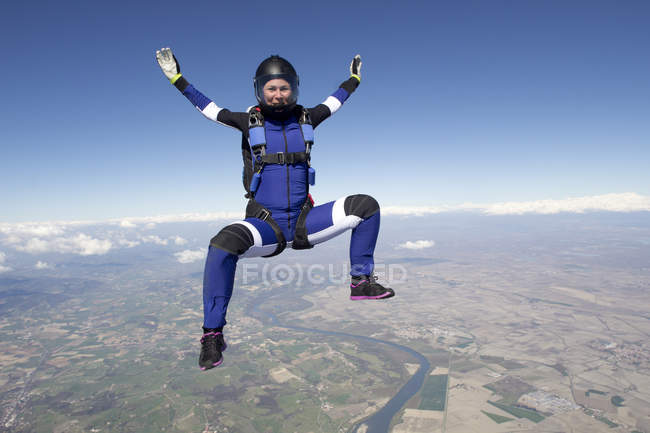 Свободный парашютист в голубом небе — стоковое фото