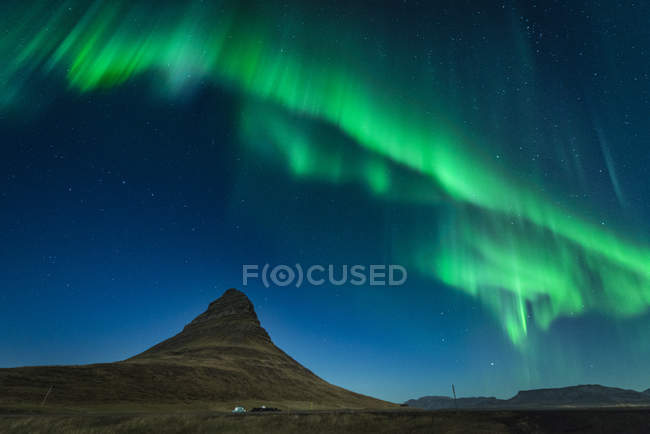 Aurora Boreal por encima del monte. Kirkjufell, Grundarfjordur, Snaefellsnes, Islandia - foto de stock