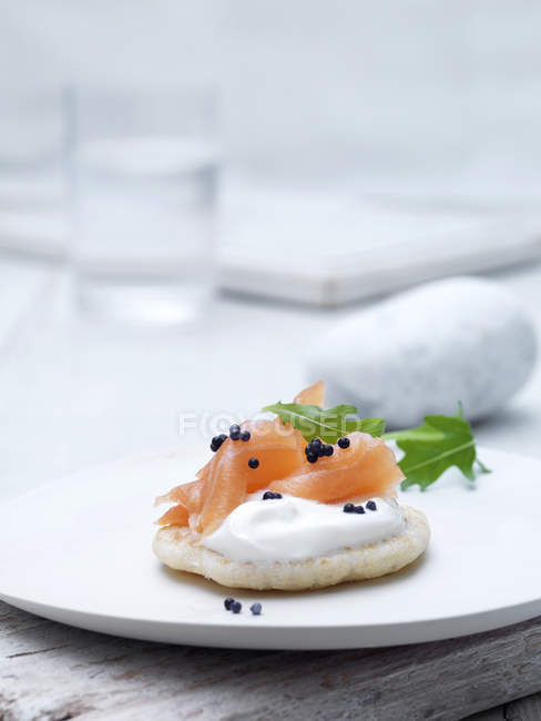 Smoked salmon and cream cheese blinis — Stock Photo