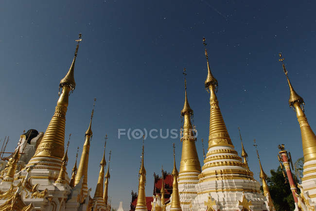Tempio guglie al crepuscolo, Nyaung Shwe, Lago Inle, Birmania — Foto stock