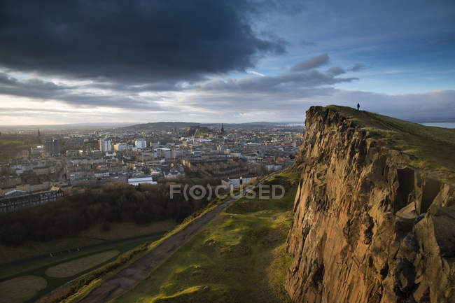 Vue de la ville d'Édimbourg depuis Salisbury Crags — Photo de stock