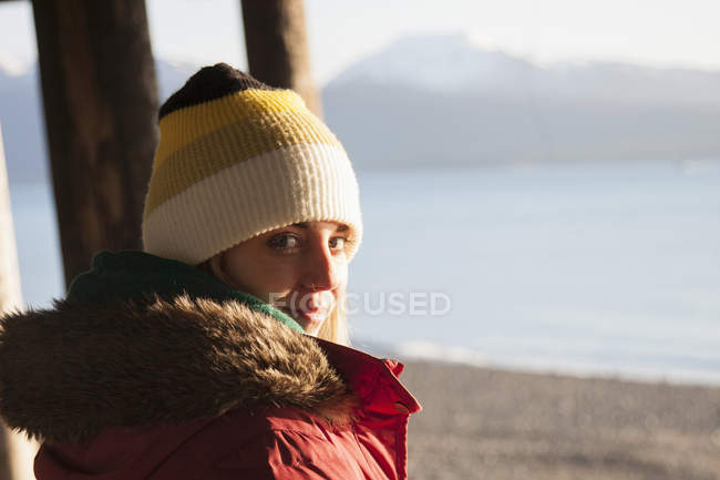 Jovem mulher usando chapéu de malha — Fotografia de Stock